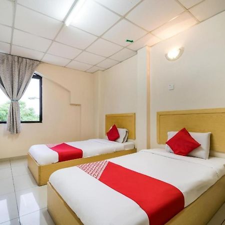 Oyo 301 River Inn Hotel Butterworth Esterno foto