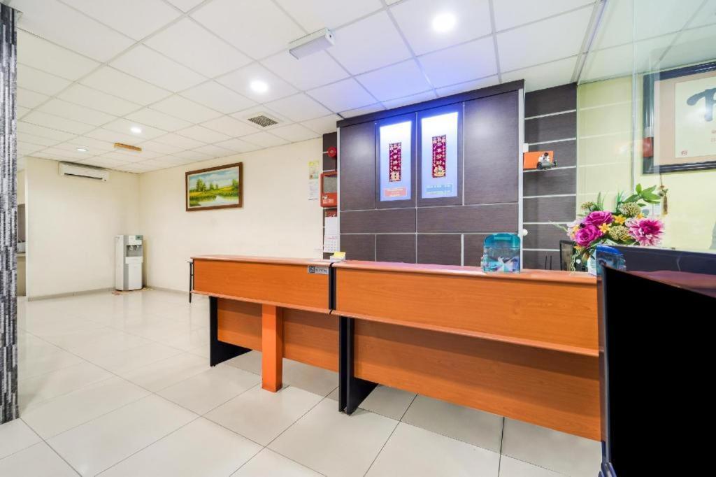 Oyo 301 River Inn Hotel Butterworth Esterno foto