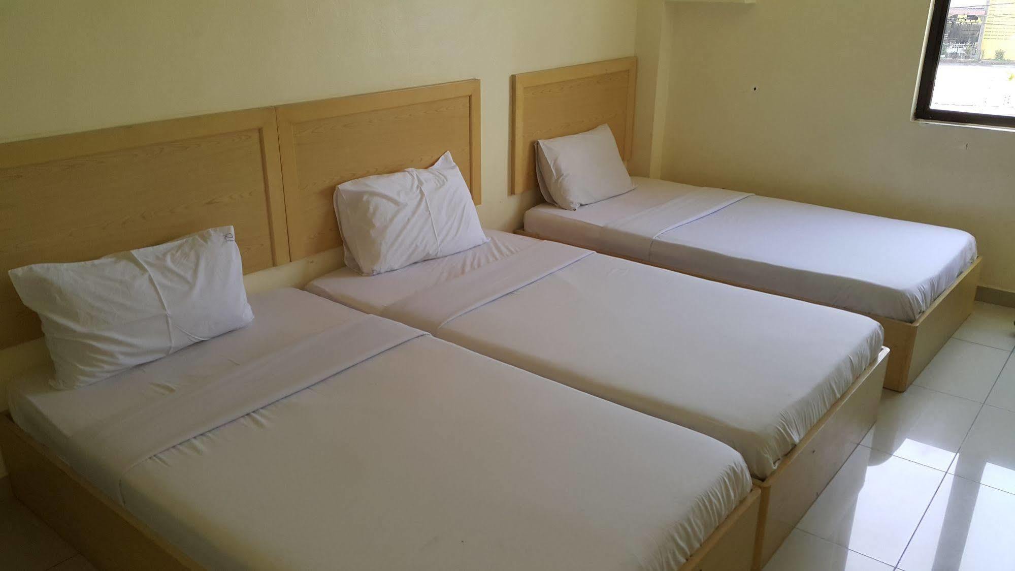 Oyo 301 River Inn Hotel Butterworth Esterno foto