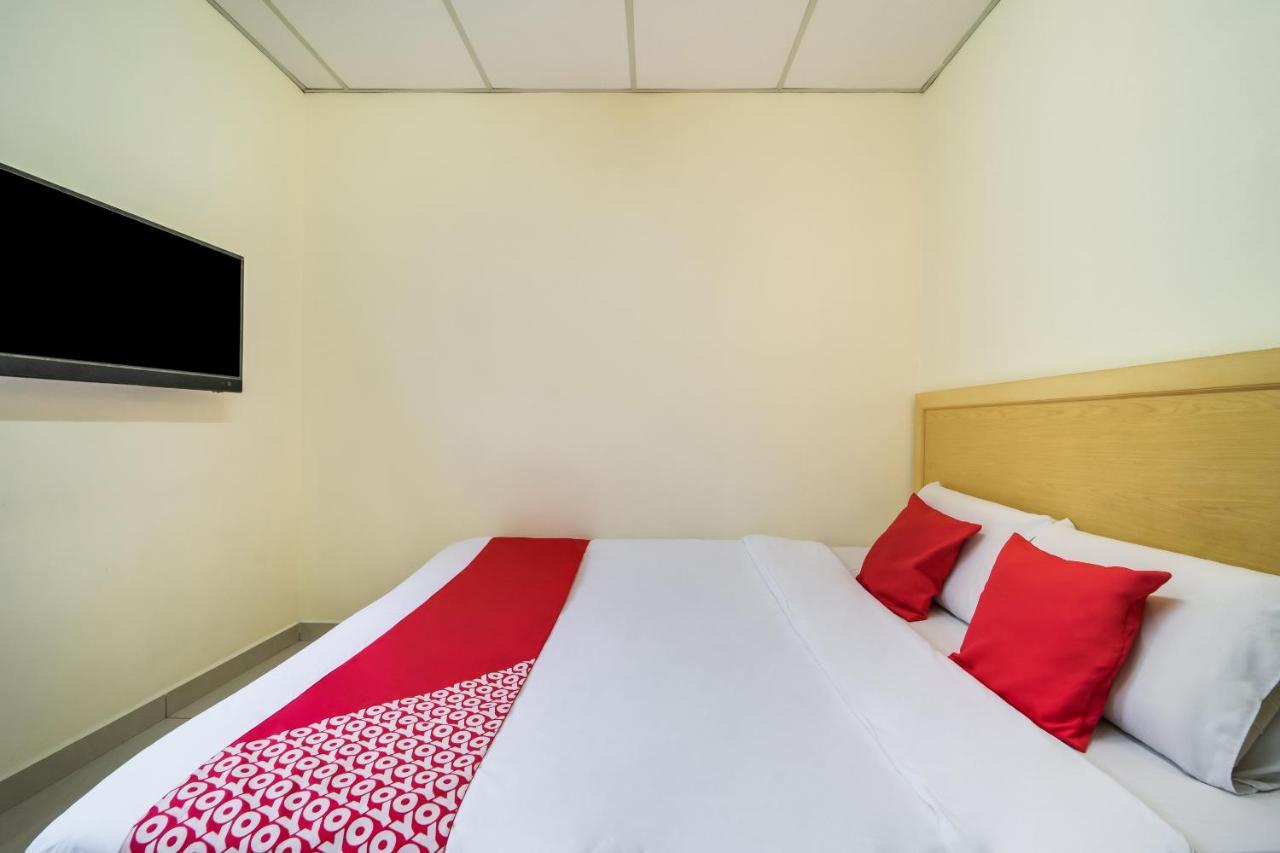 Oyo 301 River Inn Hotel Butterworth Esterno foto